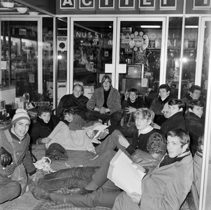 126654 Afbeelding van wachtende klanten voor de deur van Radio Actief (Vredenburg 19) te Utrecht, om bij de opening van ...